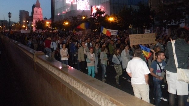 Protestatarii anti-Roşia Montană, pentru a opta duminică în Piaţa Universităţii. Peste 2.000 de oameni au aplaudat Academia Română