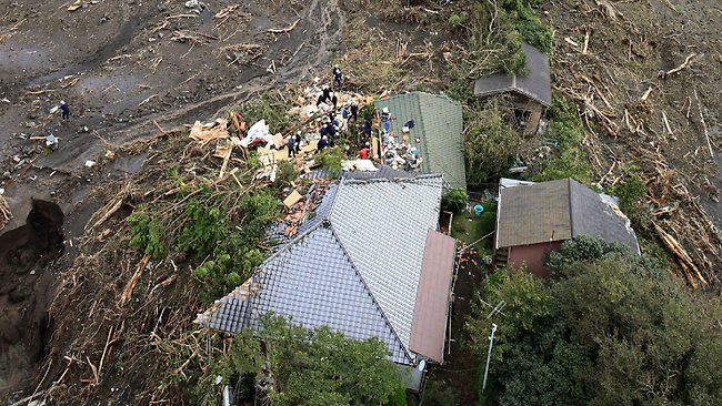 Salvatorii au reluat operaţiunile de căutare a persoanelor date dispărute pe Insula Oshima
