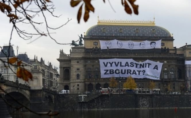 Activiştii Greenpeace s-au căţărat pe clădirea Teatrului Naţional din Praga