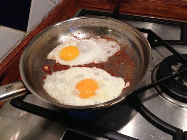 Cum arată bărbatul care mănâncă 24 de ouă prăjite la micul dejun. N-a mai ieşit din casă de un deceniu