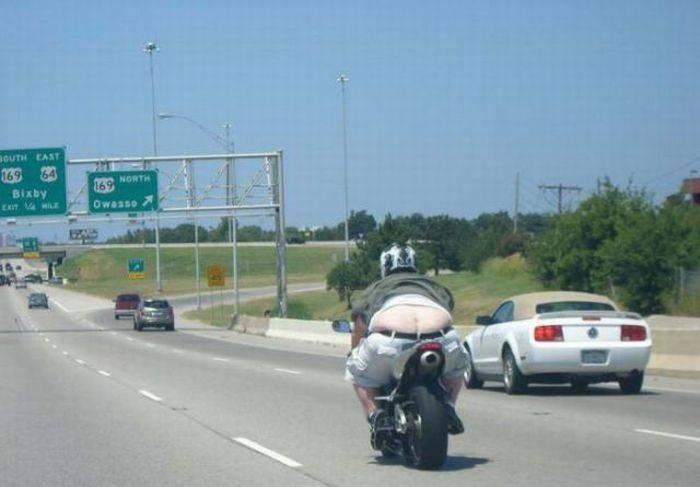 Imaginea asta a fost surprinsă pe o autostradă din SUA. Motociclistul a fost claxonat de toţi şoferii care au trecut pe lângă el 231669