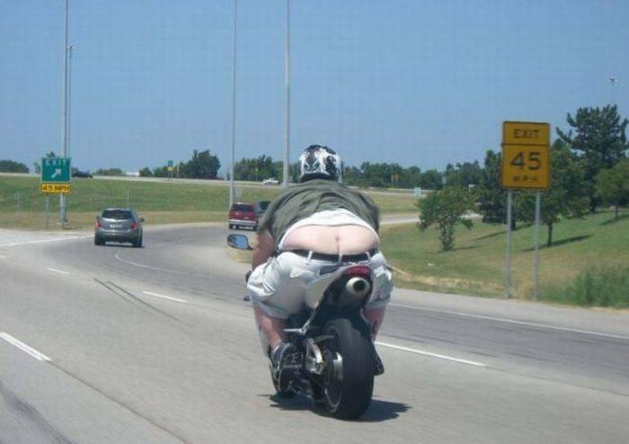 Imaginea asta a fost surprinsă pe o autostradă din SUA. Motociclistul a fost claxonat de toţi şoferii care au trecut pe lângă el 231670