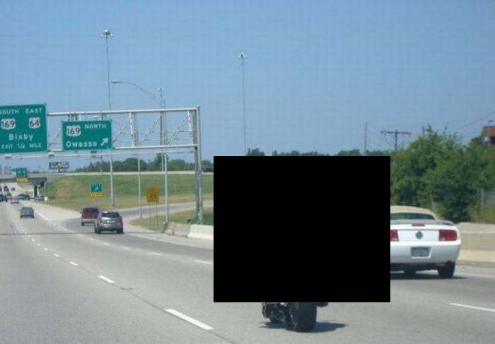 Imaginea asta a fost surprinsă pe o autostradă din SUA. Motociclistul a fost claxonat de toţi şoferii care au trecut pe lângă el