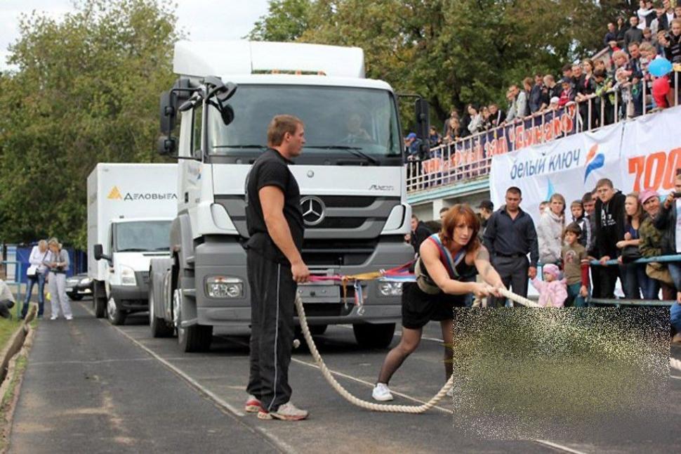 O familie în care cântă "găina". Cea mai puternică femeie din Rusia s-a căsătorit 231657