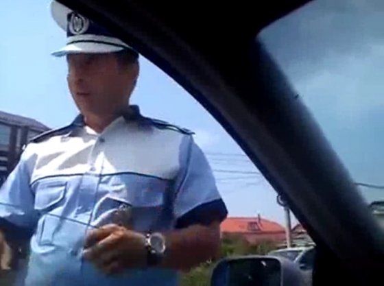 Acest poliţist a ajuns vedetă pe internet. Cum reacţionează în faţa unui şofer recalcitrant