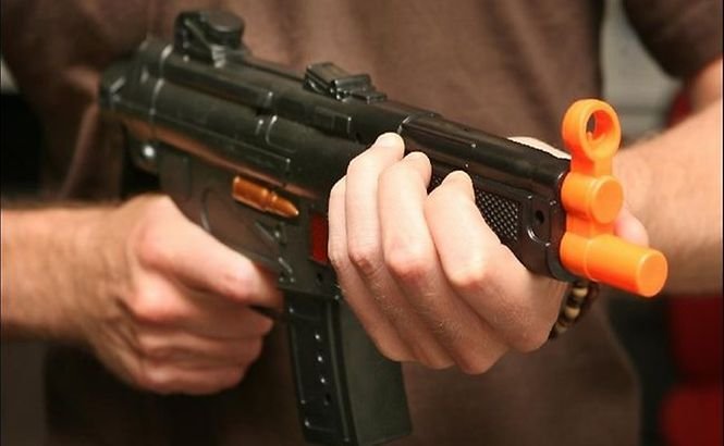 SUA. Poliţia a ucis un puşti de 13 ani care se juca cu un Kalashnikov de jucărie