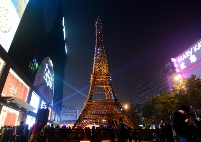 PROTEST Greenpeace la Turnul Eiffel