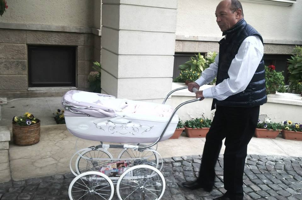 &quot;La plimbare cu bunicul&quot;. Preşedintele Traian Băsescu, în parc cu nepoata