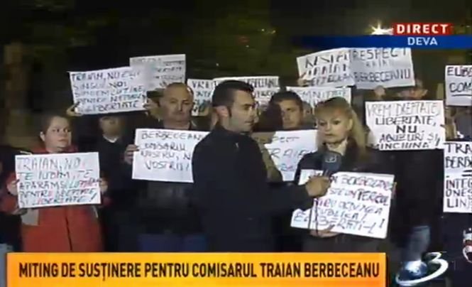 Mitingul de susţinere a comisarului-şef Traian Berbeceanu nu s-a încheiat nici la această oră. Peste 300 de persoane protestează la Deva