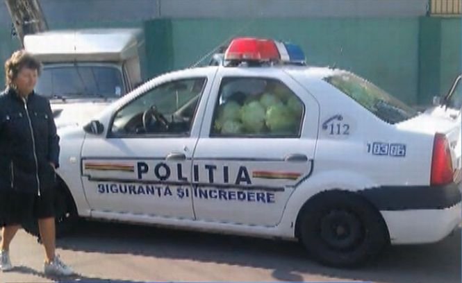O maşină de Poliţie, burduşită cu varză, surprinsă în trafic