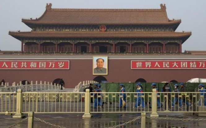 Cinci oameni au murit, după ce un vehicul a intrat în mulţimea adunată în piaţa Tiananmen din Beijing