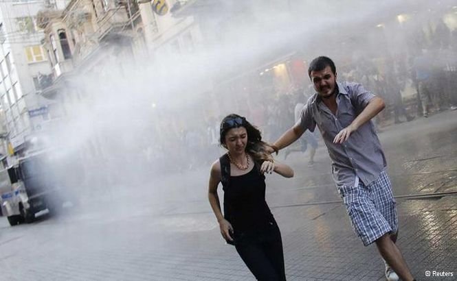 Poliţia turcă a intervenit în forţă împotriva protestatarilor din Ankara