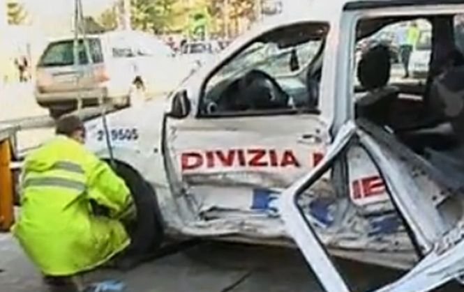 Doi oameni au murit, după ce o ambulanţă s-a răsturnat la ieşirea din Piteşti. Alte şase persoane au fost rănite