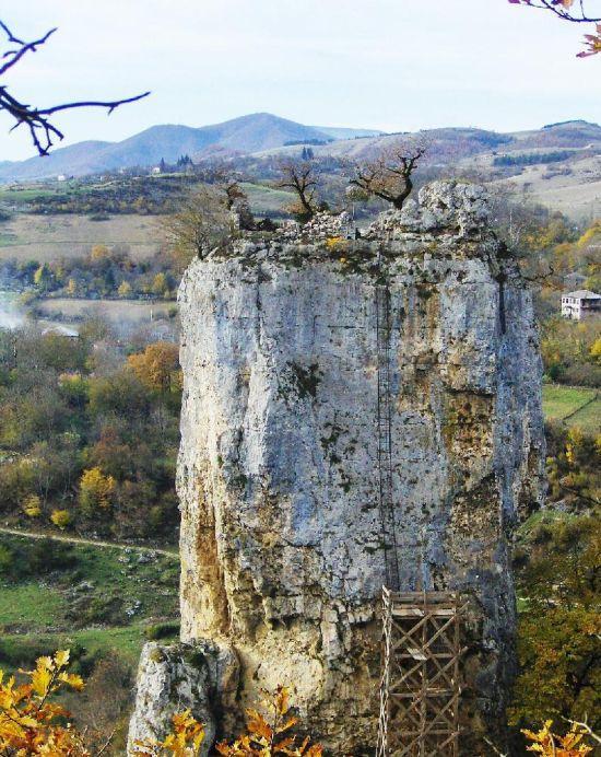Locul de pe Terra în care Dumnezeu face miracole. Credincioşii urcă aici scara "spre Rai" 232835