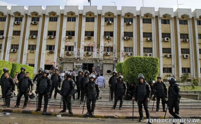 Poliţia egipteană a intervenit în campusul Universităţii Al-Azhar pentru a-i dispersa pe susţinătorii lui Morsi