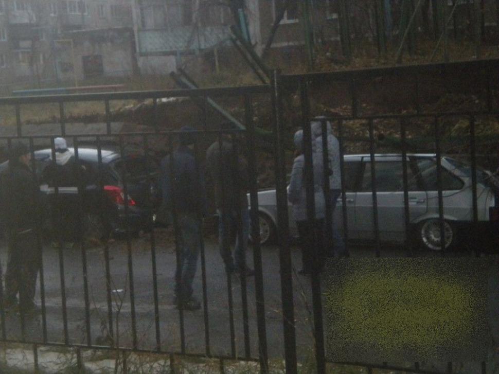 Atenţie mare unde vă lăsaţi autoturismele! Şi-au parcat maşinile lângă un loc de joacă şi zidul de beton s-a prăbuşit peste ele 233013