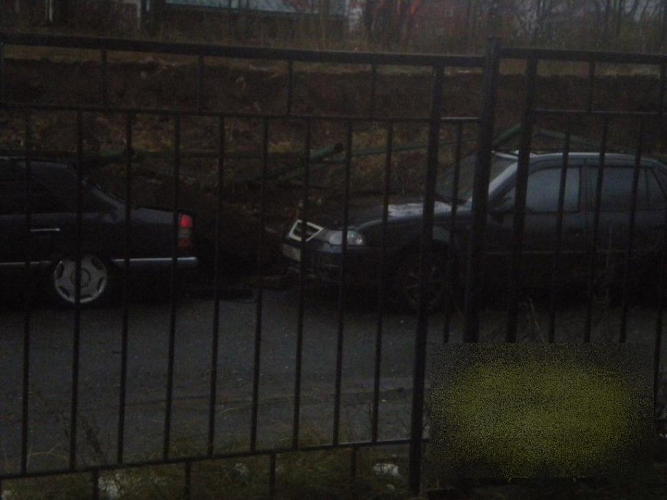 Atenţie mare unde vă lăsaţi autoturismele! Şi-au parcat maşinile lângă un loc de joacă şi zidul de beton s-a prăbuşit peste ele 233014