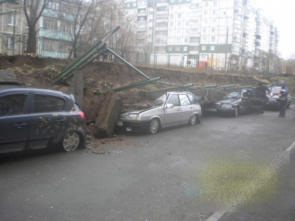 Atenţie mare unde vă lăsaţi autoturismele! Şi-au parcat maşinile lângă un loc de joacă şi zidul de beton s-a prăbuşit peste ele 233015