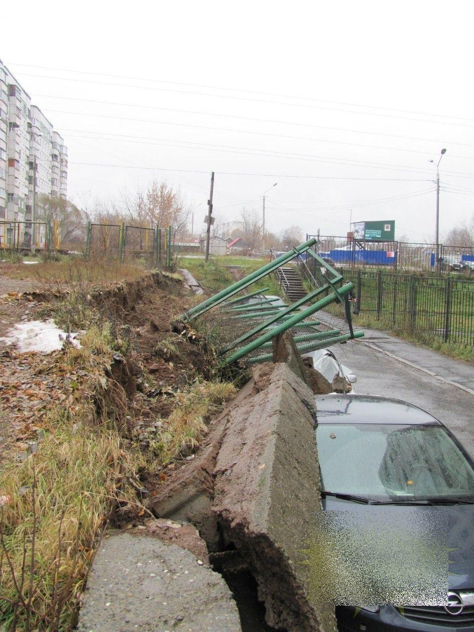 Atenţie mare unde vă lăsaţi autoturismele! Şi-au parcat maşinile lângă un loc de joacă şi zidul de beton s-a prăbuşit peste ele 233016