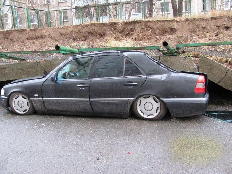 Atenţie mare unde vă lăsaţi autoturismele! Şi-au parcat maşinile lângă un loc de joacă şi zidul de beton s-a prăbuşit peste ele 233017