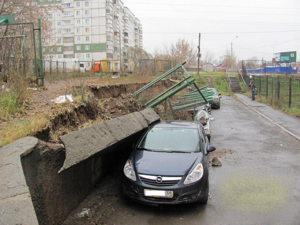 Atenţie mare unde vă lăsaţi autoturismele! Şi-au parcat maşinile lângă un loc de joacă şi zidul de beton s-a prăbuşit peste ele 233018