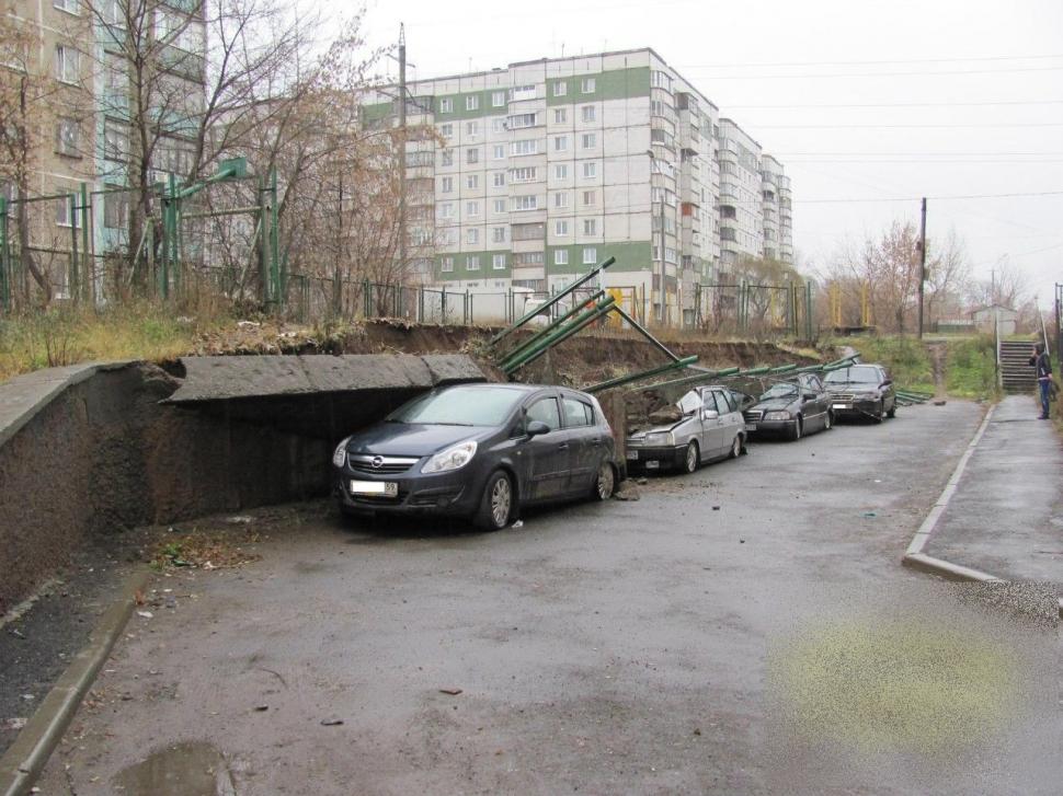 Atenţie mare unde vă lăsaţi autoturismele! Şi-au parcat maşinile lângă un loc de joacă şi zidul de beton s-a prăbuşit peste ele 233019