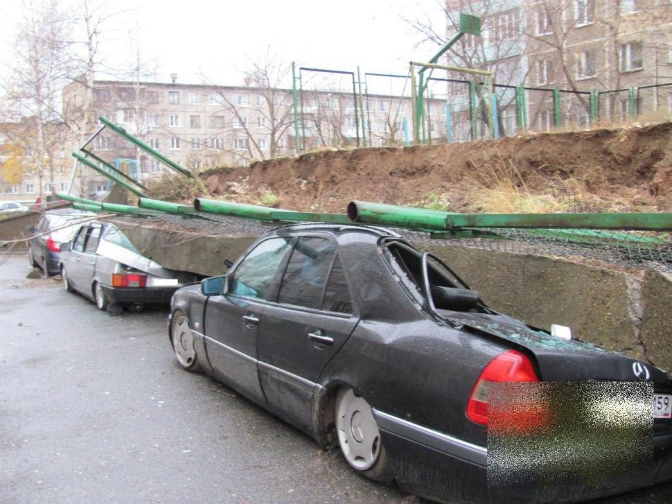 Atenţie mare unde vă lăsaţi autoturismele! Şi-au parcat maşinile lângă un loc de joacă şi zidul de beton s-a prăbuşit peste ele 233020