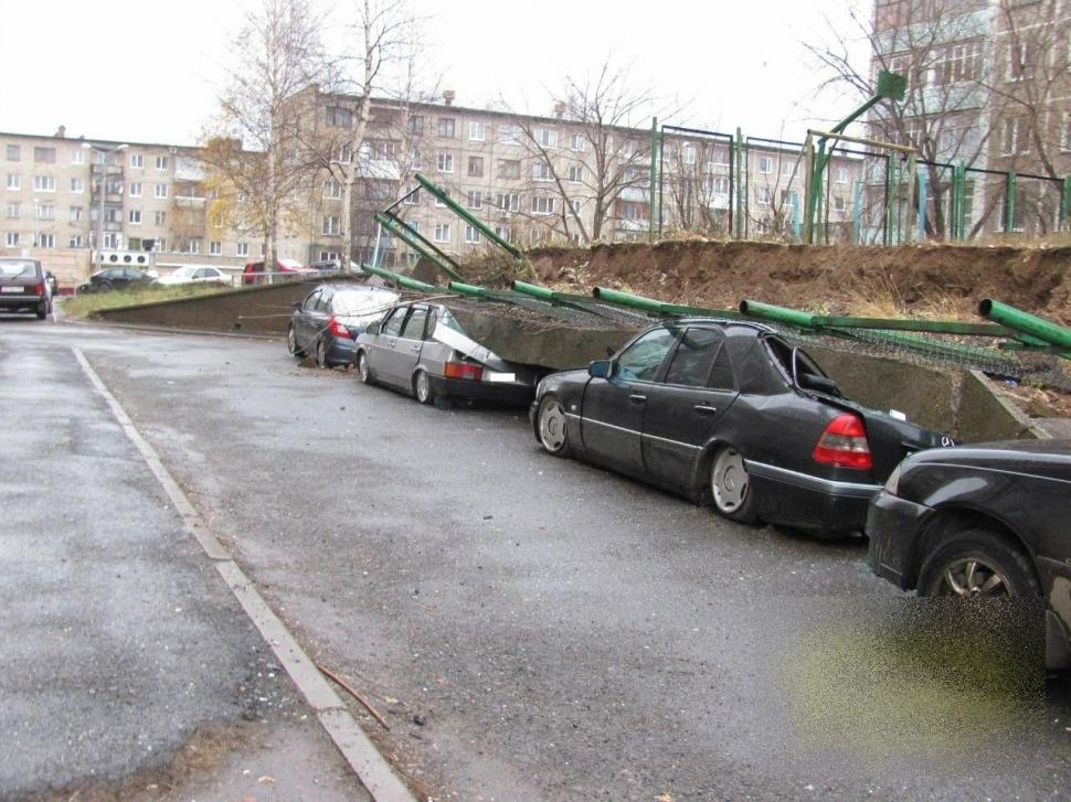 Atenţie mare unde vă lăsaţi autoturismele! Şi-au parcat maşinile lângă un loc de joacă şi zidul de beton s-a prăbuşit peste ele 233021