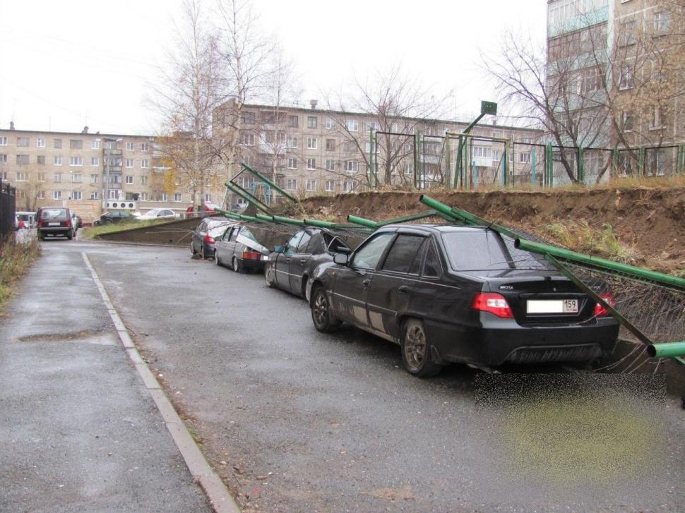 Atenţie mare unde vă lăsaţi autoturismele! Şi-au parcat maşinile lângă un loc de joacă şi zidul de beton s-a prăbuşit peste ele 233022