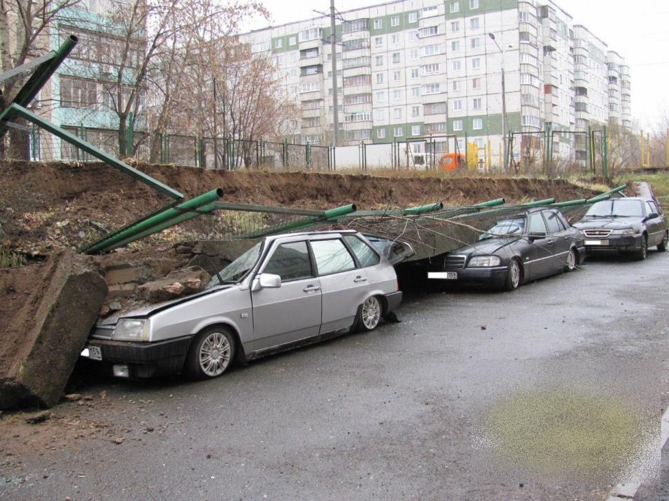 Atenţie mare unde vă lăsaţi autoturismele! Şi-au parcat maşinile lângă un loc de joacă şi zidul de beton s-a prăbuşit peste ele 233023