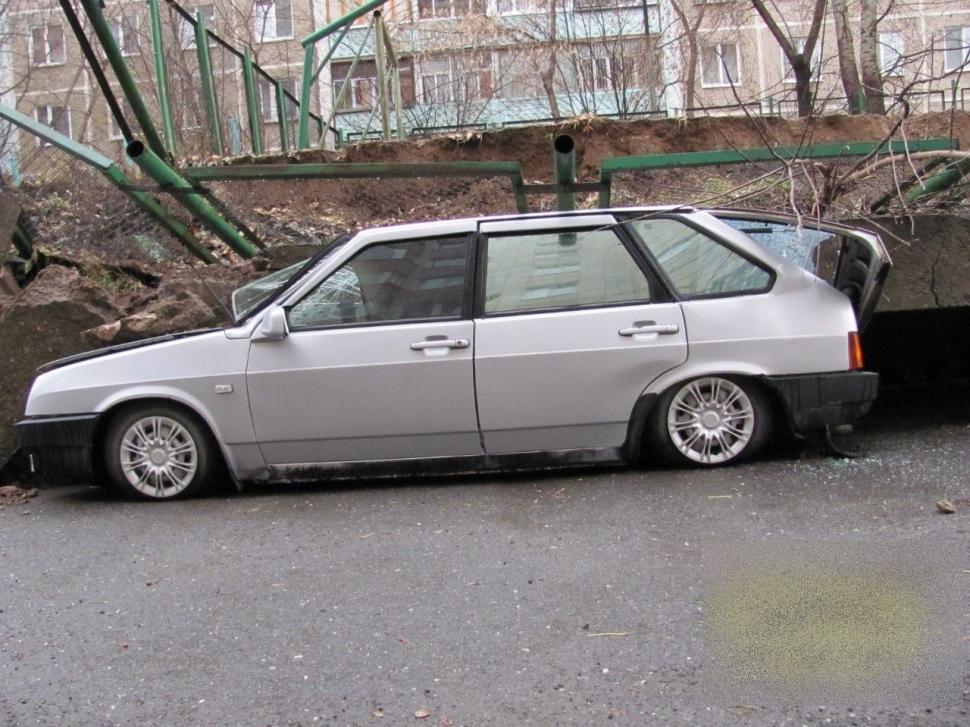 Atenţie mare unde vă lăsaţi autoturismele! Şi-au parcat maşinile lângă un loc de joacă şi zidul de beton s-a prăbuşit peste ele 233024