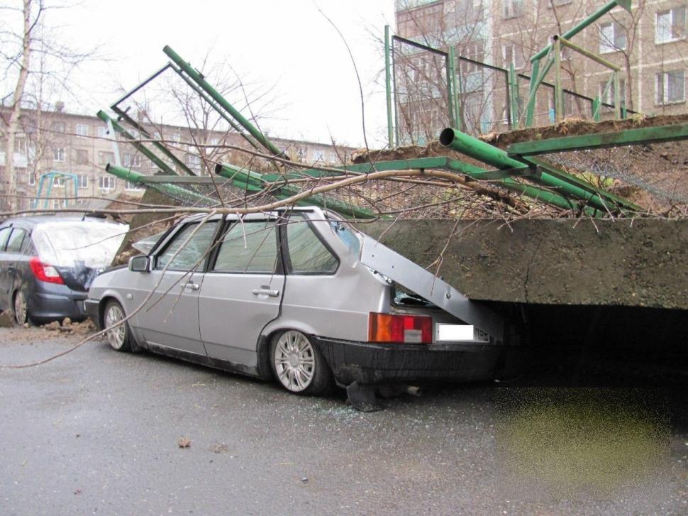 Atenţie mare unde vă lăsaţi autoturismele! Şi-au parcat maşinile lângă un loc de joacă şi zidul de beton s-a prăbuşit peste ele 233025