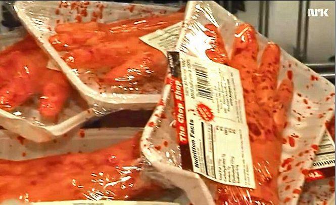 Copiii au început să ţipe şi părinţilor nu le venea să creadă! Oamenii au fost îngroziţi de ceea ce au găsit la raionul de carne 233049