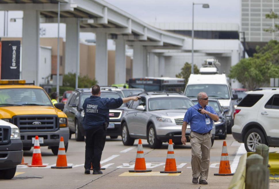 GALERIE FOTO: Atac armat pe aeroportul din Los Angeles. Un ofiţer TSA a fost ucis şi mai multe persoane au fost rănite 233309
