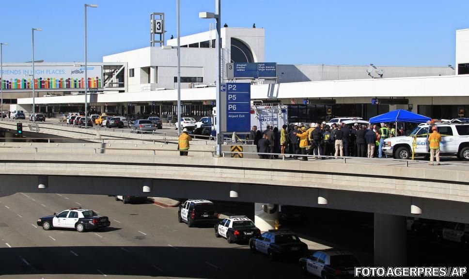 GALERIE FOTO: Atac armat pe aeroportul din Los Angeles. Un ofiţer TSA a fost ucis şi mai multe persoane au fost rănite