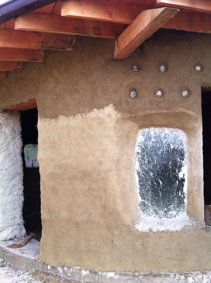 Mini-sat cu locuinţe eco, în apropierea Vulcanilor Noroioşi. Casele sunt făcute din lut, au ferestre din parbrize şi acoperişuri cu iarbă 233406