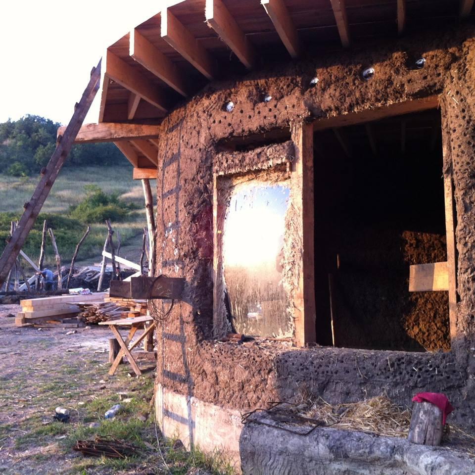 Mini-sat cu locuinţe eco, în apropierea Vulcanilor Noroioşi. Casele sunt făcute din lut, au ferestre din parbrize şi acoperişuri cu iarbă 233408