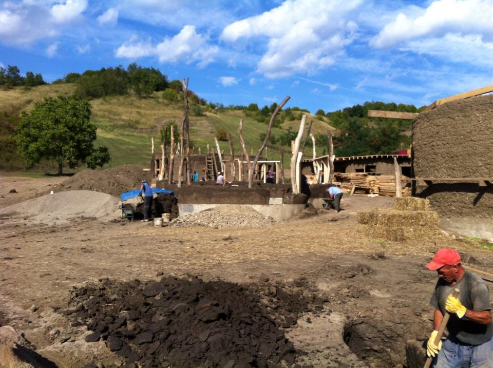 Mini-sat cu locuinţe eco, în apropierea Vulcanilor Noroioşi. Casele sunt făcute din lut, au ferestre din parbrize şi acoperişuri cu iarbă 233409