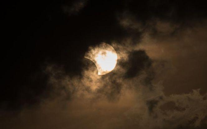 Imagini spectaculoase din timpul eclipsei de Soare ce a putut fi observată din America, Europa şi Africa 233497