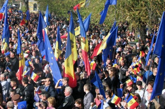 SUTE DE MII DE OAMENI au ieşit pe străzile din Chişinău pentru a cere apropierea faţă de UE