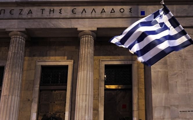 Alte concedieri în Grecia. 25% din angajaţii băncilor vor fi restructuraţi