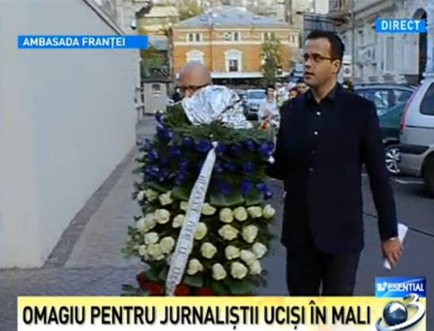 Omagiu pentru jurnaliştii ucişi în Mali. Mihai Gâdea şi echipa Antenei 3 au depus flori la ambasada Franţei