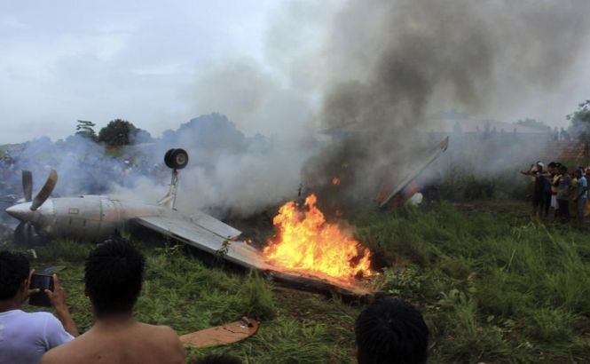 Un avion de pasageri S-A RĂSTURNAT în timpul aterizării. 8 oameni au murit