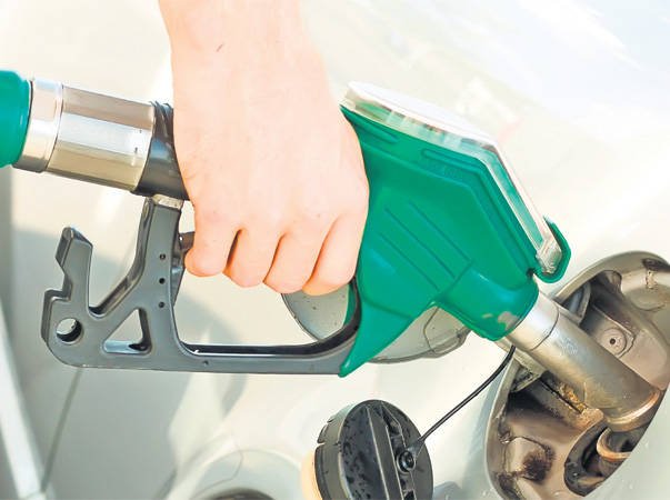 Accizele la carburanţi vor fi majorate de Guvern cu 16-21%, din luna ianuarie