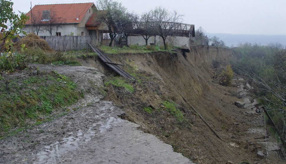 Alunecări de teren pe drumul care leagă staţiunea Călimăneşti de vârful Cozia în Vâlcea