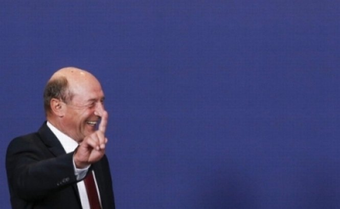 Băsescu ar vrea să dispară pe bandă rulantă unele acte clasificate. Preşedintele şi-a luat trei distrugătoare de documente