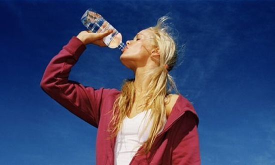 Tu ştii ce bei? Etichetele sticlelor de apă potabilă trebuie să prevadă conţinutul de nitraţi şi nitriţi