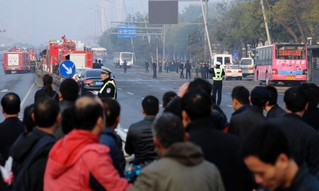 Un mort şi mai mulţi răniţi, într-un atentat produs lângă un sediu al Partidului Comunist din China