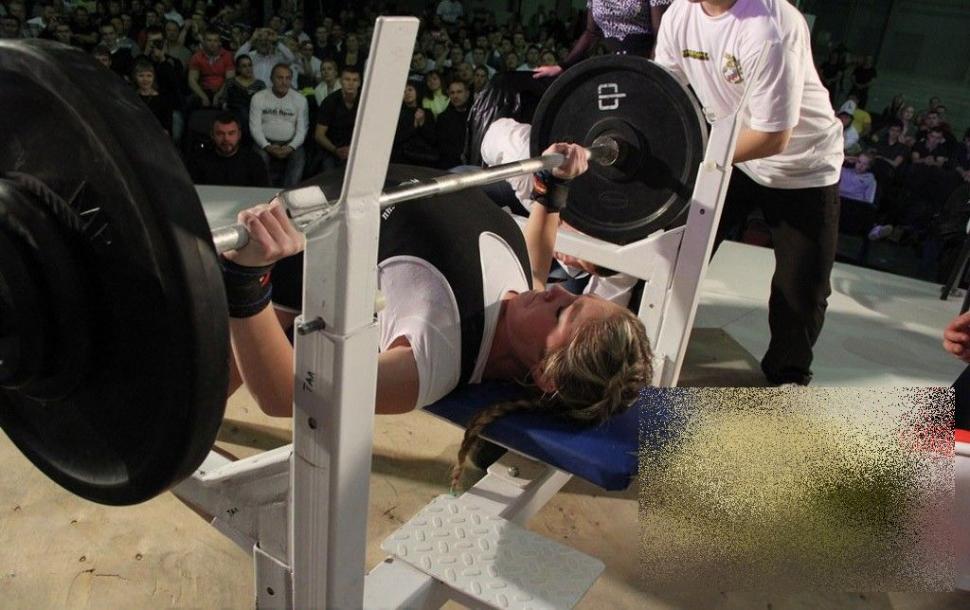 Cum s-a transformat în patru ani această tânără. Povestea de succes din spatele unei experienţe traumatizante 234250