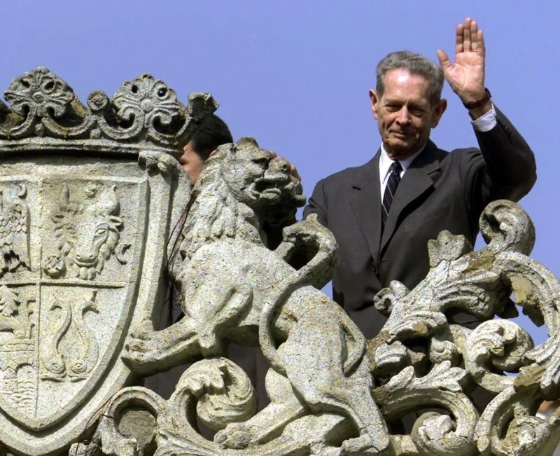 LA MULŢI ANI, MAJESTATE! Regele Mihai I şi-a salutat vizitatorii veniţi la Palatul Elisabeta cu ocazia zilei sale onomastice